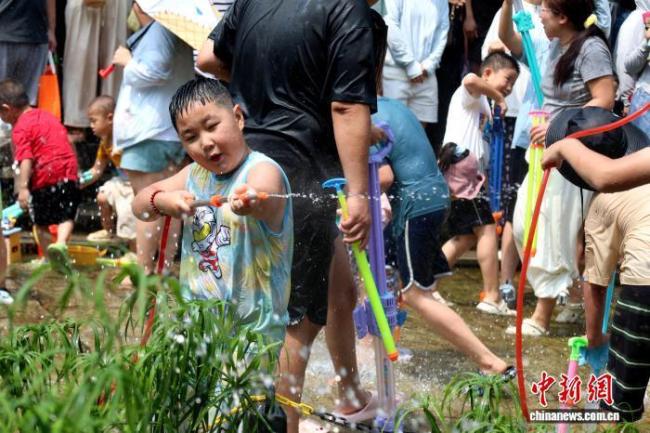 济南民众乐享五龙潭泼水节 夏日清凉狂欢
