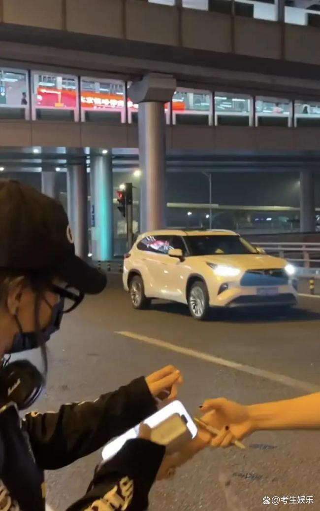 张柏芝一身黑衣现身机场 旧情未了的体面告别
