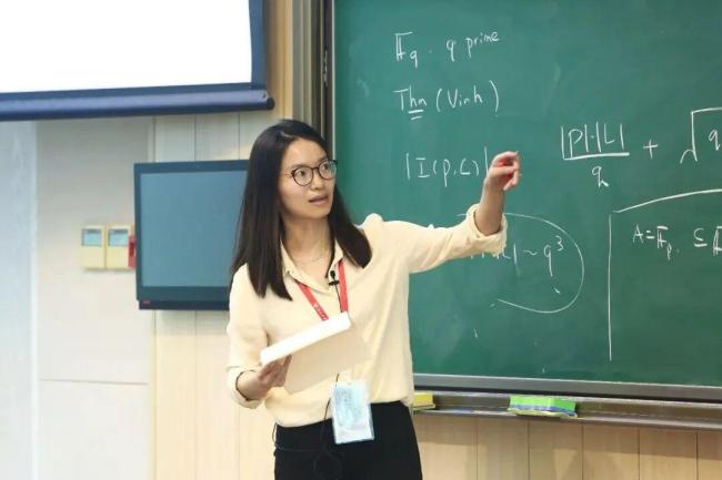 看不懂菲尔兹奖的我们在激动什么 中国数学家首获殊荣