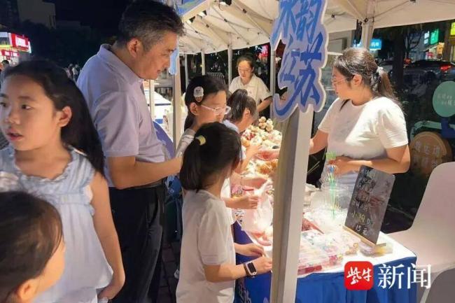 江苏镇江打造赛场之外热闹消费市集 点燃夏夜经济新活力