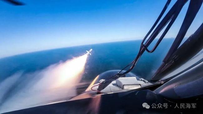 东部战区海军某部海上实弹射击 锤炼实战本领