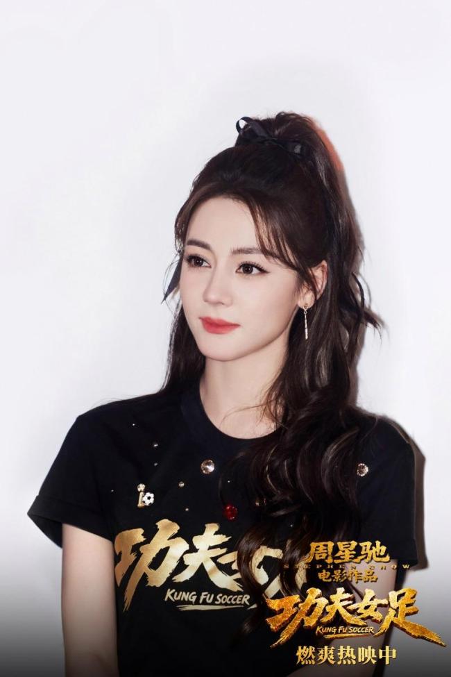 周星驰重返故地回忆达叔 温情致敬无悔青春