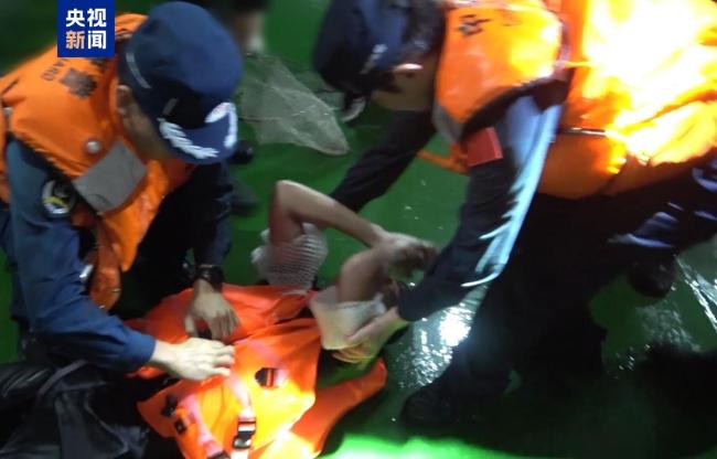 南海搜救持续进行 中方全力搜寻失联人员