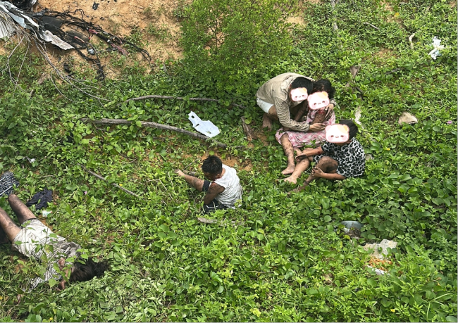 新婚夫妻蜜月中在悬崖边救了一车人 危难之时显身手