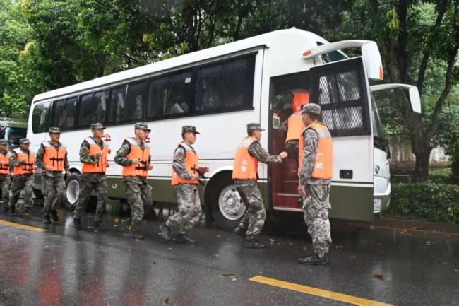 广东武警台风救援画面来了 全力守护生命通道