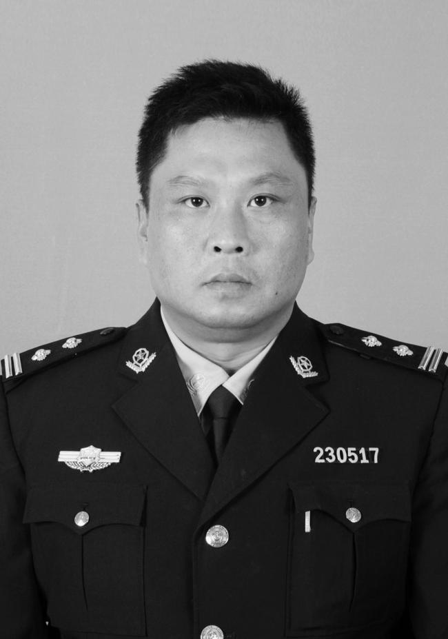 交警遭冲卡货车碾压救治13个月牺牲 英雄精神永垂不朽
