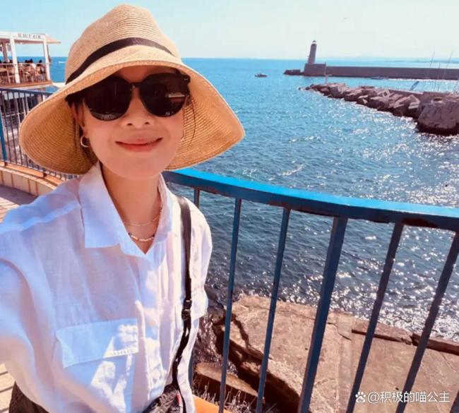刘若英儿子长这么高了 母子同框似姐弟