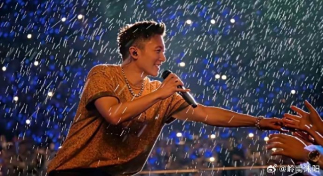 谢霆锋演唱会大雨不打伞 暴雨中的燃情演出