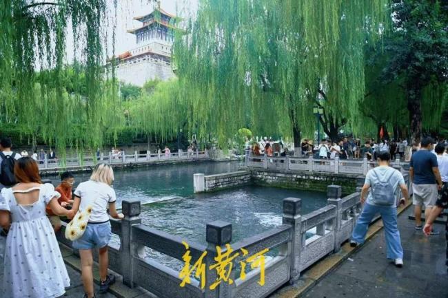 黑虎泉地下水位达30米 再现黑虎啸月 绝美盛景吸引游客