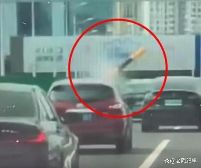 货车撞飞限高杆 杆子刺穿小轿车 惊险一幕引发热议