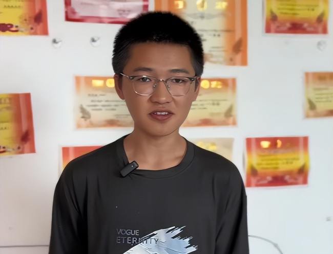 小伙收到清华录取通知书时在分拣鸡枞 努力终圆梦清华