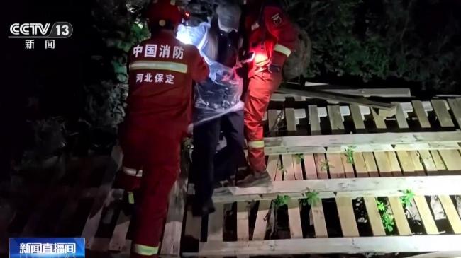 3领队带42名游客登山集体迷路被困
