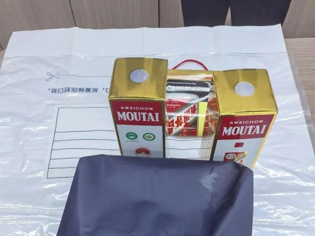 女子偷走茅台后多次变装、请路人代叫网约车、故意错按电梯楼层按钮 狡猾行径难逃法网
