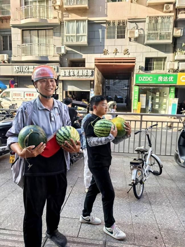 三位老板收购40吨河南西瓜免费送 千里驰援助农行善