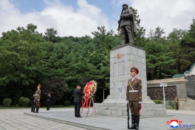 金正恩默哀缅怀志愿军先烈