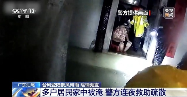 台风“红霞”致多地内涝 汕尾警方背老人安全转移