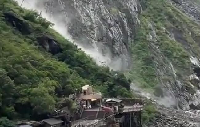 虎跳峡景区回应山体落石游客撤离