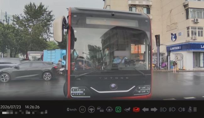 公交司机疑赌气在路中停车 违规行为引发热议