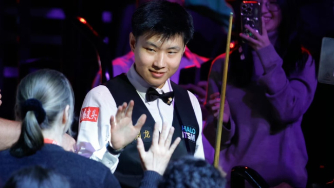 赵心童6比0战胜罗伯逊晋级半决赛 状态火热闯四强