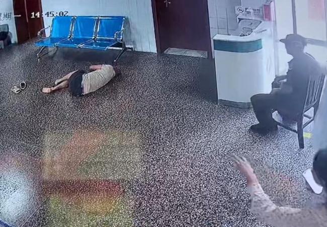 警方介入医院大厅发生暴力殴打事件 保安未及时制止引争议