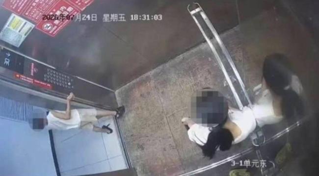 一句“帮我打她”成言传身教反面教材 电梯内暴力示范引热议