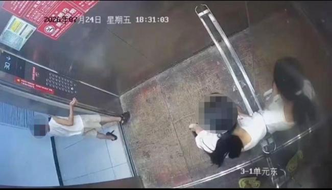 女孩不满男童挡电梯被女子打 家长暴力回应引争议