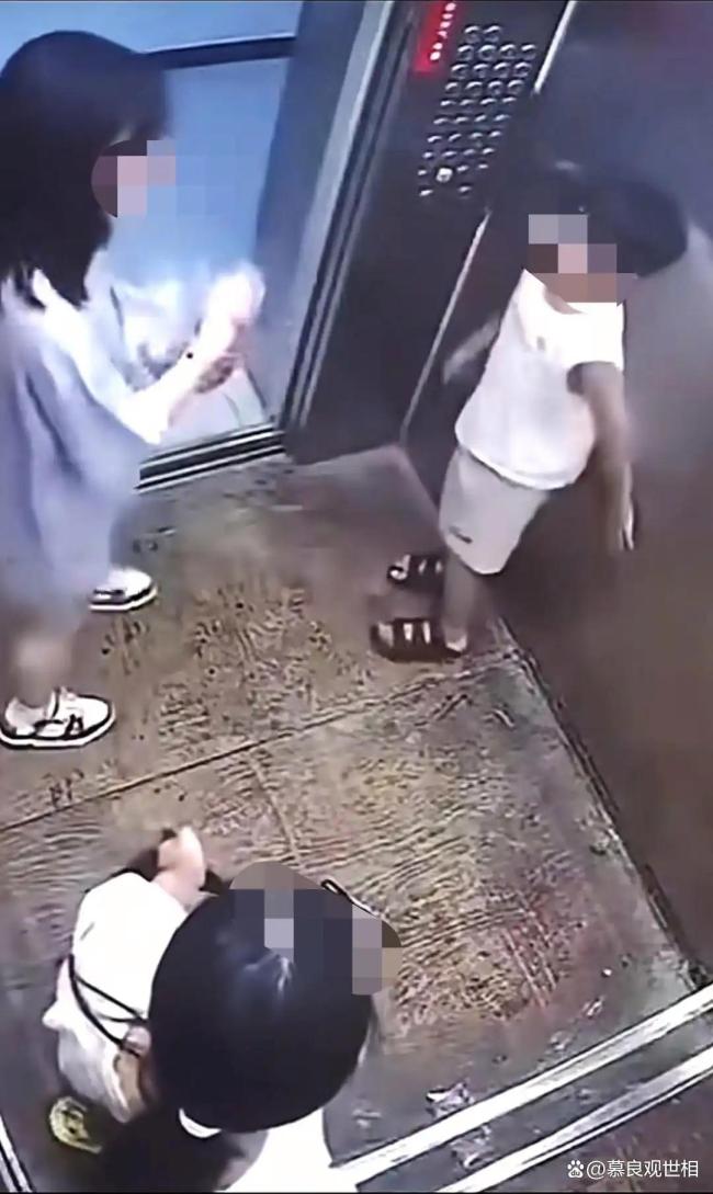 电梯争执教唆未成年人施暴引深思 母亲行为毁人设