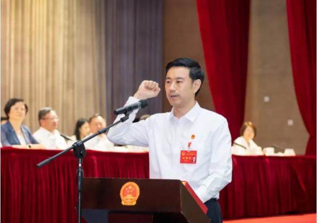 杨元飞当选金山区区长