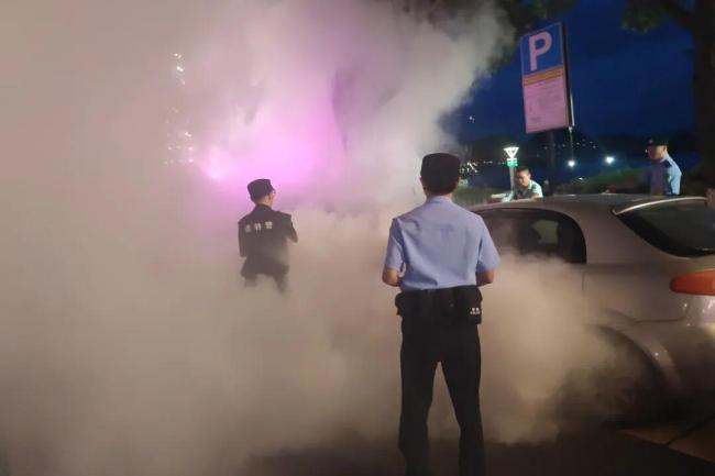 轿车路边突然冒明火警方出手 及时扑救避免蔓延