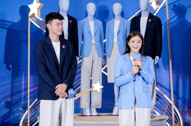 陈梦亮相亚运会代表团礼服发布仪式 星耀礼服展现自信风采