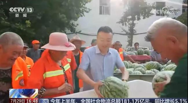 滞销西瓜背后的温暖援手 多方联动助销售