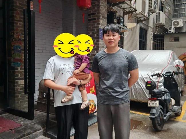 幼儿误闯车道网格员飞身救下