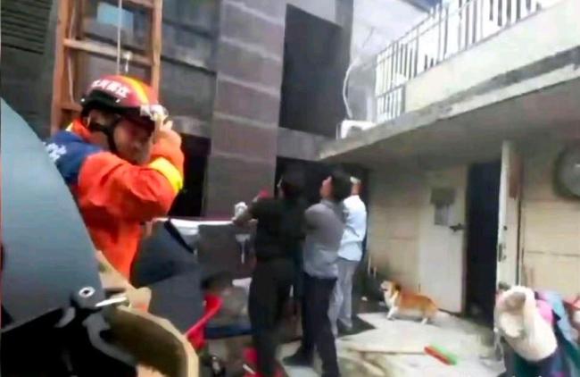 火灾母女坠落时撞到挑檐未被接住 消防回应救援细节