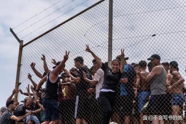 西班牙边境失控 移民危机全面爆发