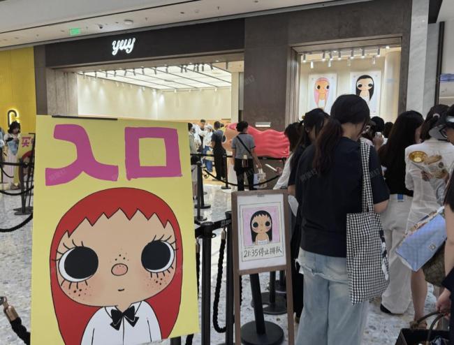 “丑萌”女孩成商场“爆单王”