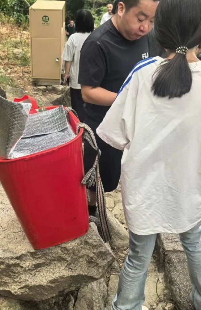 福州姐弟背饮料爬鼓山售卖 坚韧身影引关注