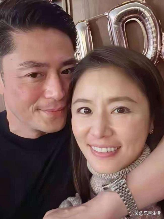 林心如晒照庆祝结婚十周年 低调温柔见证真爱