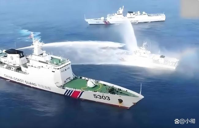 海警在黄岩岛模拟拖离侵权船只