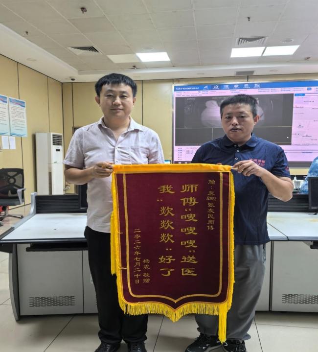 师傅嗖嗖嗖送医 我欻欻欻好了:的哥闯红灯救人