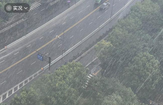 9级雷暴大风 天空出现“雨幡”奇观 罕见气象引关注