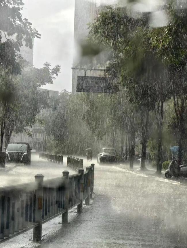 杭州上空出现一道分界线 晴雨切换引关注