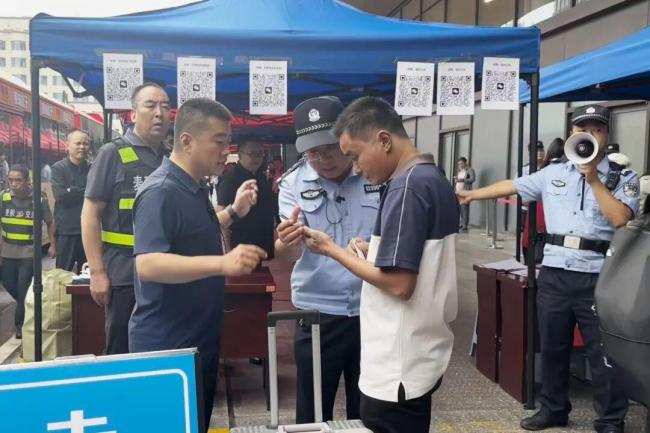 3000多名旅客因雨滞留 民警全力疏导 温情服务暖人心