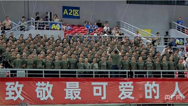 江西组织千名退役军人走进赣超赛场 致敬钢铁长城兵