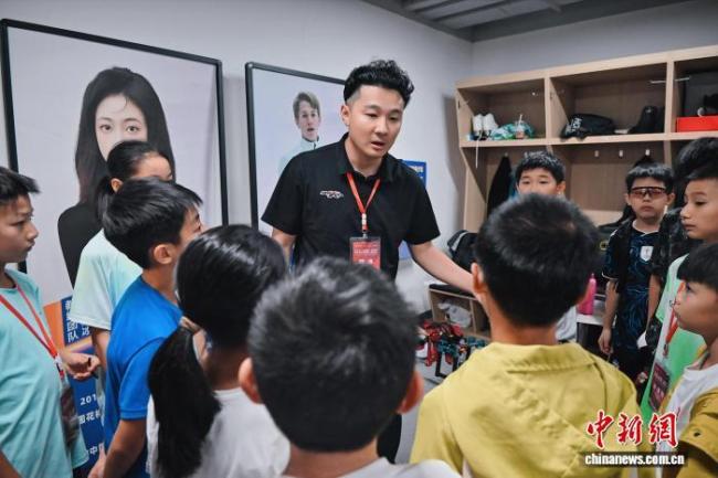 任子威转型教练 执教首秀山城冰场 指导青少年滑向未来