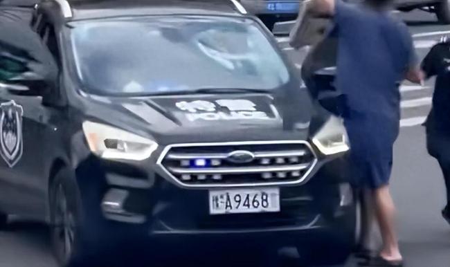 男子手持石块街头打砸多车