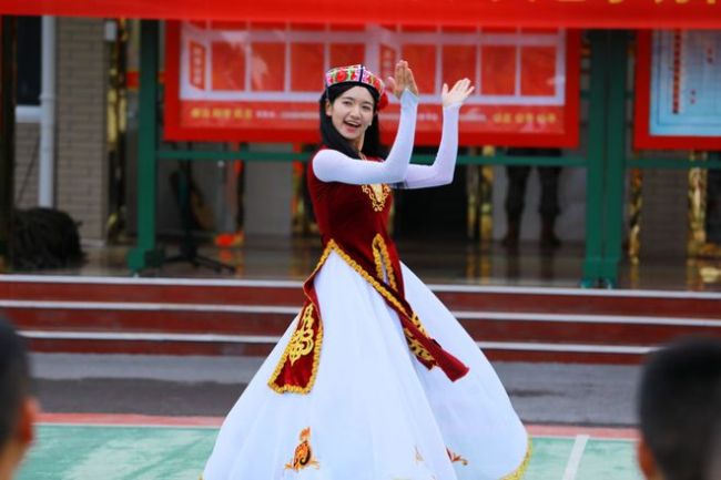 维吾尔族姑娘入伍成标兵，全部体能科目满分，多项成绩赶超不少男兵……