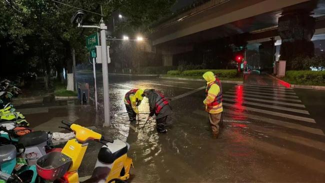 昆明呈贡遭遇强降雨 多部门连夜抢排