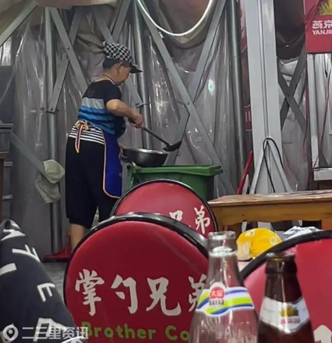 多方回应夜市员工从垃圾桶内捞油脂