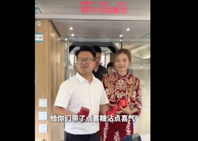 新人坐高铁结婚行李箱装满喜糖 甜蜜旅程分享喜悦