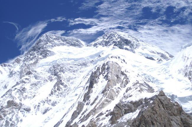 中国籍登山者遭遇雪崩后失联